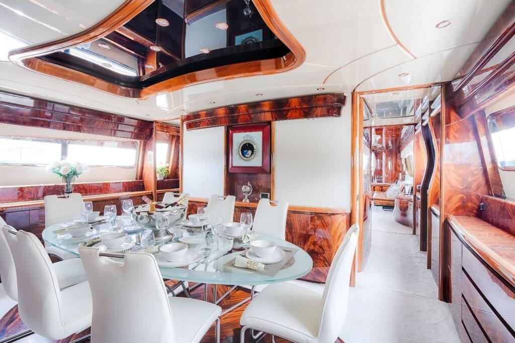 Super Yacht Located In Puerto Banus Otel Marbella Dış mekan fotoğraf